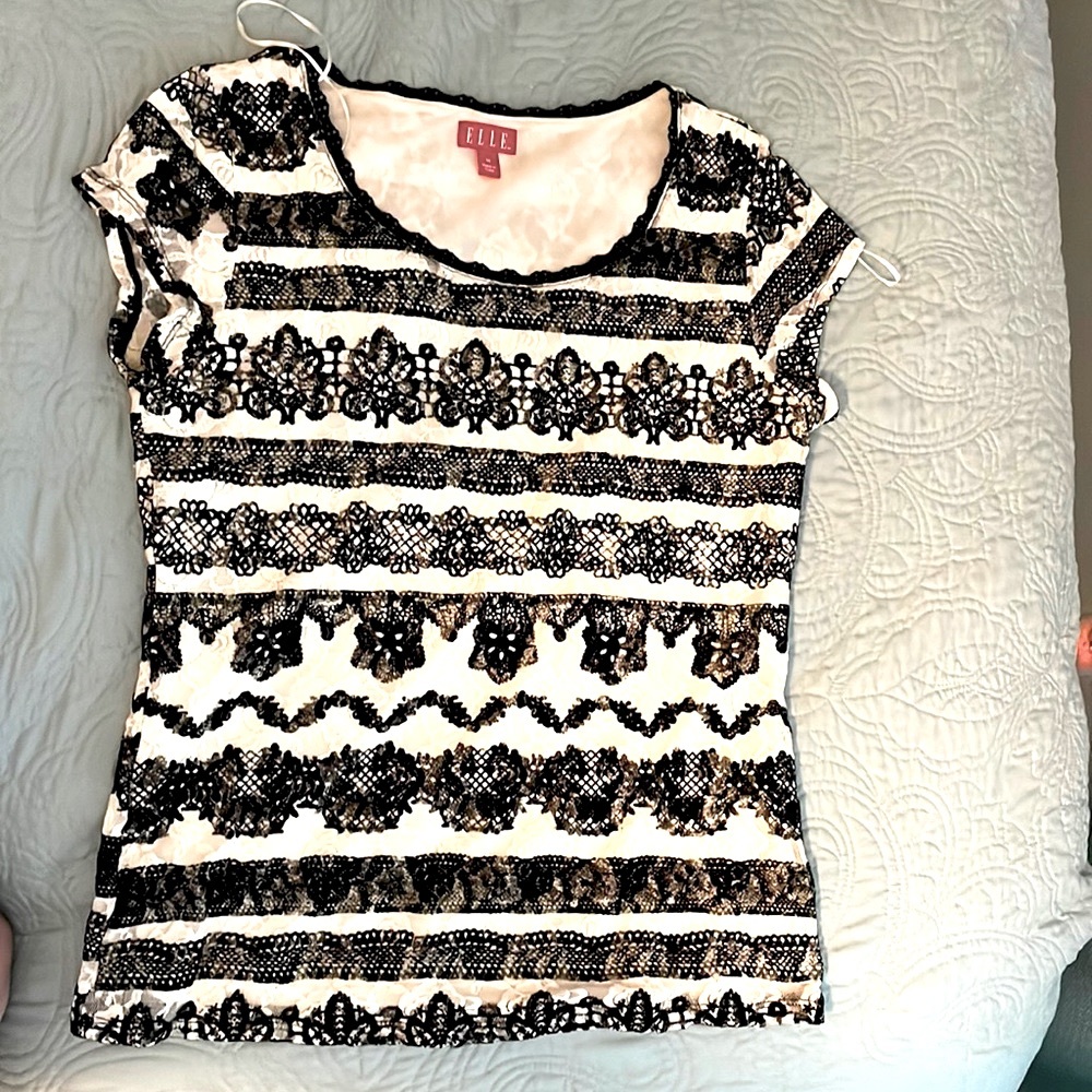 Elle Petite Top.   Black and Winter white with Cap Sleeves.  Very pretty